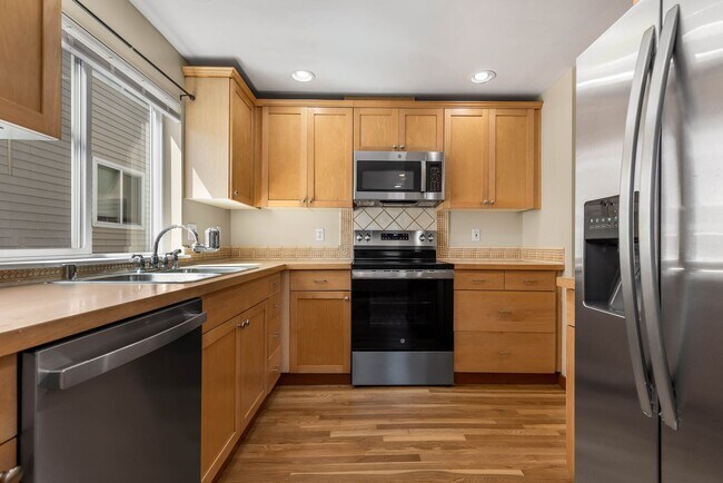 Foto del edificio - 3 bedroom/ 2.5 bathroom townhouse in Licton Springs