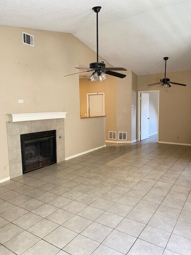 Foto del edificio - COMING SOON! Stoneridge Duplex Well-Maintained 3 Bedroom