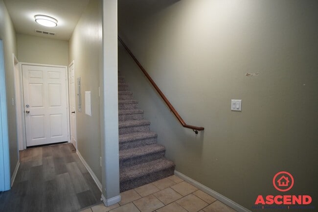 Building Photo - Cutest Condo  in Downtown Bakersfield!