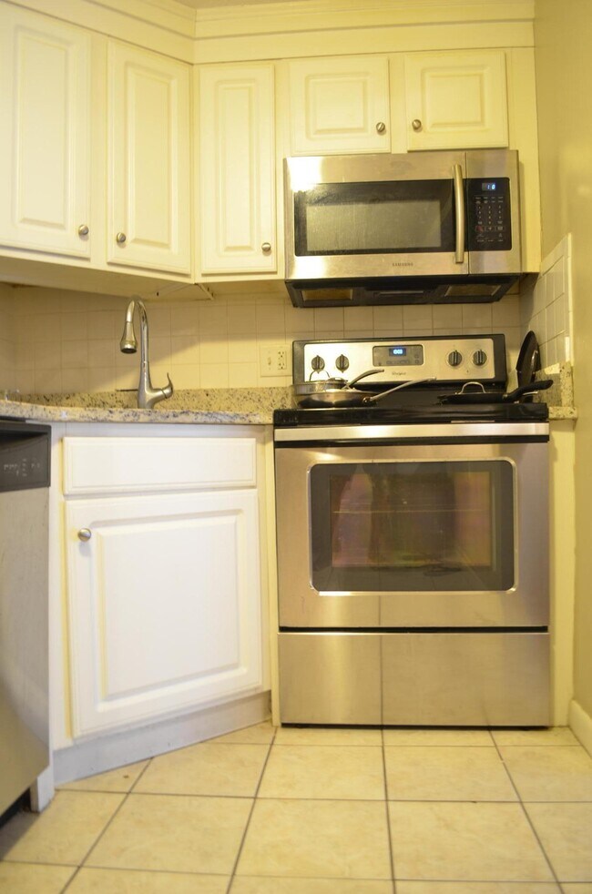 14 Hallmark Gdns Unit 2, Burlington, MA 01803 Condo for Rent in