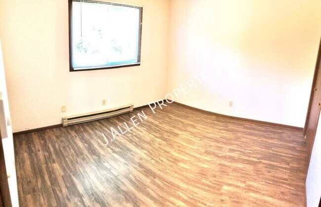 Building Photo - Spacious 2 bed