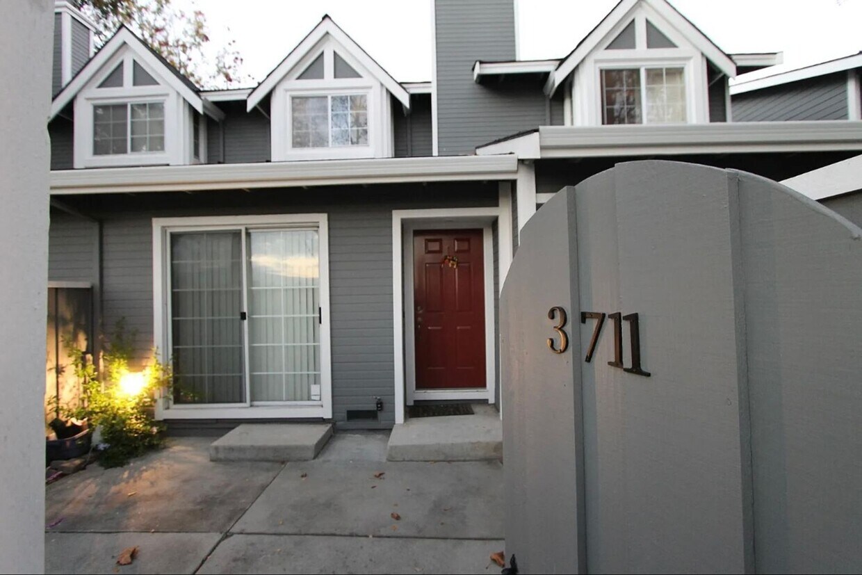 Building Photo - Spacious 2 bedroom 2 bath! Call today!