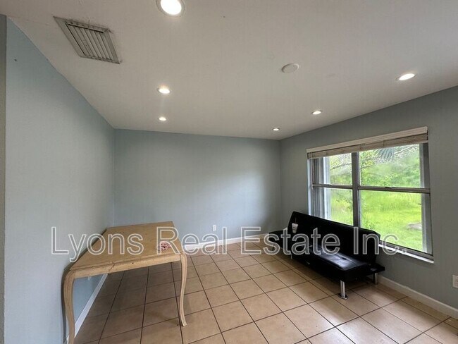 Foto del edificio - 4233 Pine Drop Ln