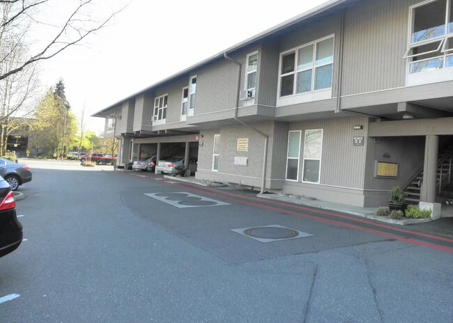Building Photo - Ideally Located 2 Bed 1 Bath Bellevue Condo!