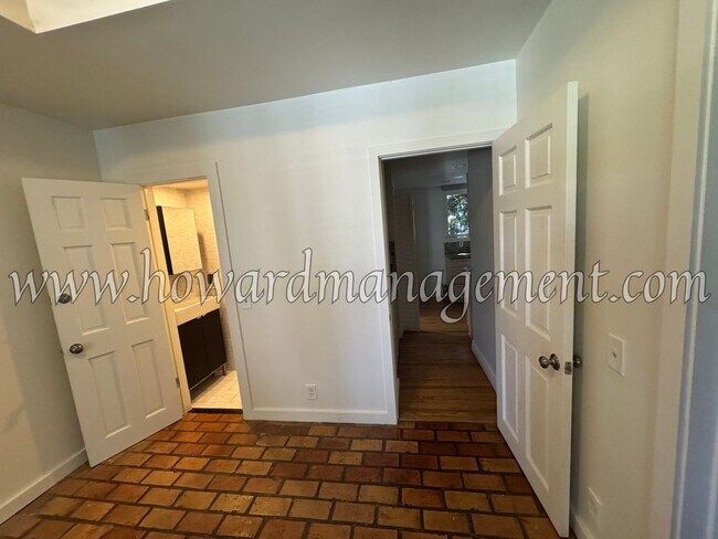 Building Photo - Private and Cozy 4 Bedroom Home located in...