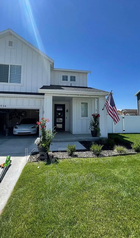 Building Photo - 934 240 W