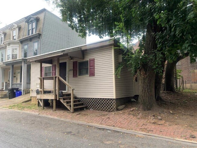 Building Photo - 1401 Zarker St