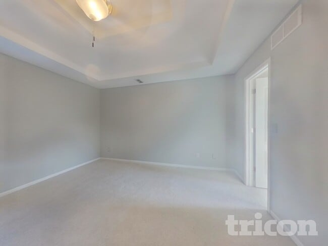 Building Photo - 10201 N Lewis Ave