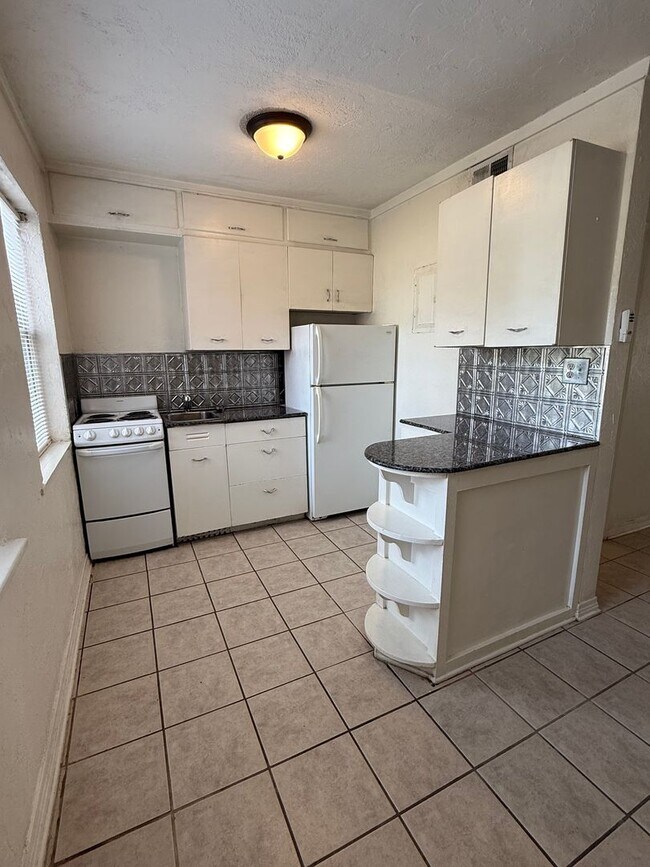 Building Photo - Updated 1-Bedroom in the Heart of the Plaza District