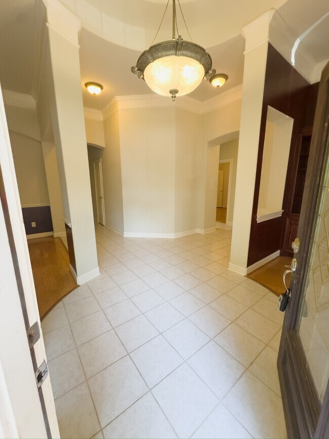 Foto del edificio - 1648 Lakeside Enclave Dr