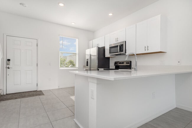 Building Photo - 2037 Viewfinder St