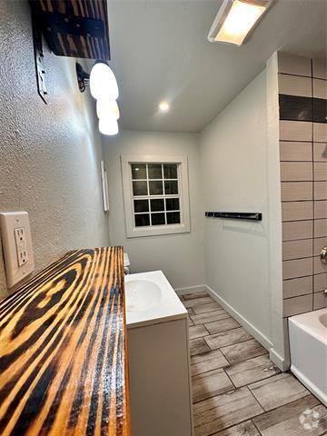 Building Photo - 833 Woodland Dr