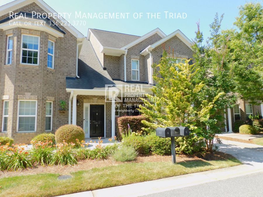 Primary Photo - Spacious 3 BR / 2.5 BA Town Home Near Brya...
