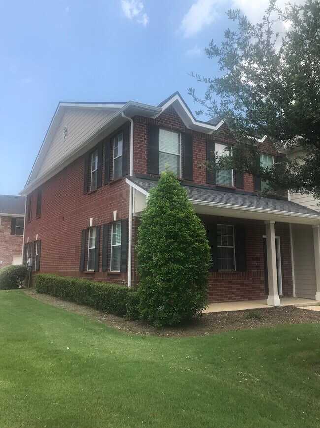 Corner unit - 3105 Carlisle St