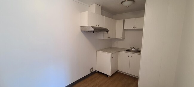 Building Photo - 3173 Sandwich St.