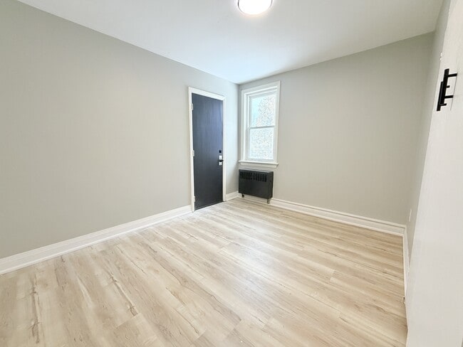 Building Photo - 1742 Confederation Line