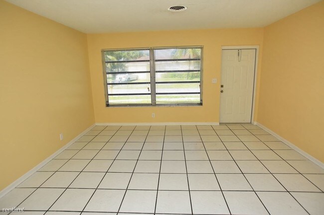 Building Photo - 480 SW 14th Pl
