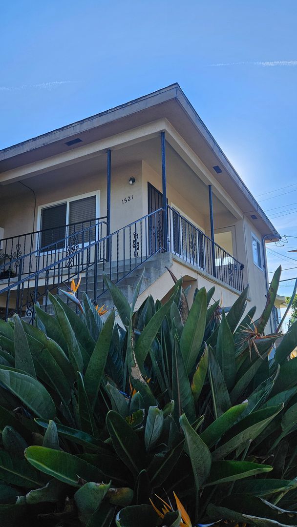 Building Photo - 1521-1527 La Playa Ave