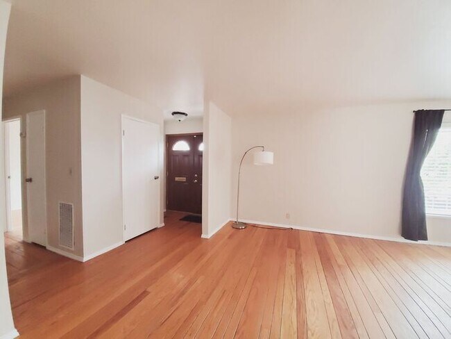 Split Level 3 Bedroom 2bath home in El Sob... - 4