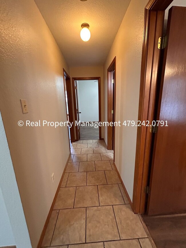 Building Photo - $1120 MOVE-IN SPECIAL! Super cute newly re...