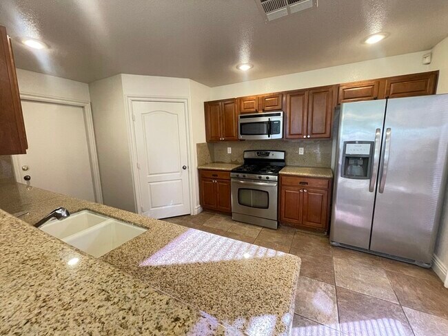 Foto del edificio - Carry Over Showing: This property has been...