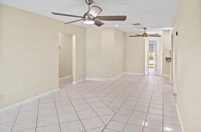 Building Photo - 400 NE 15th Ct