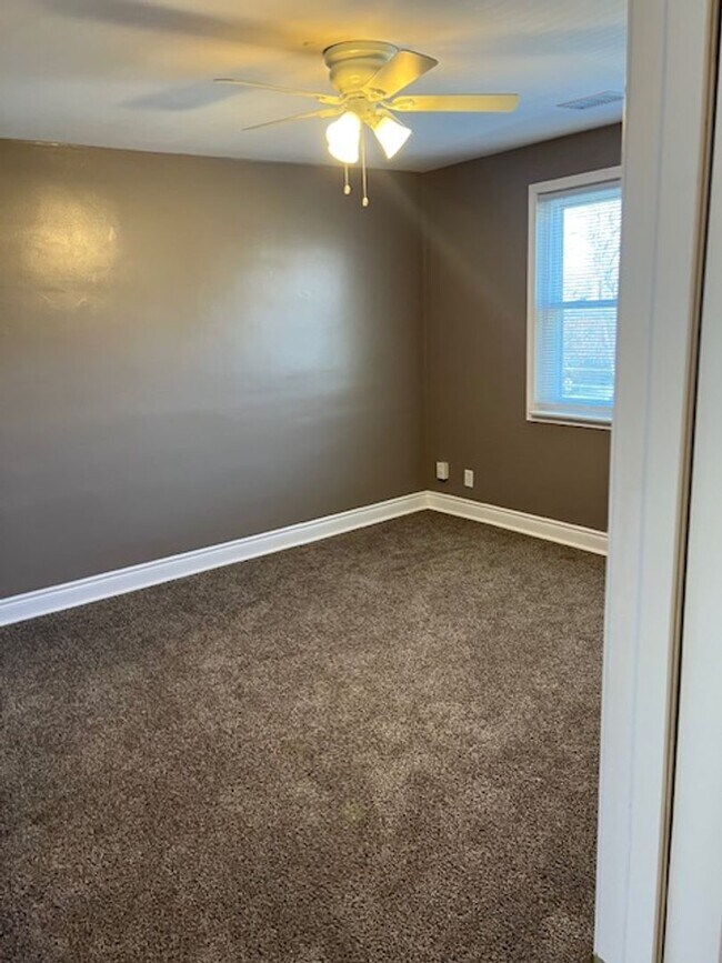 Building Photo - 3 Bedroom Home with Basement and yard