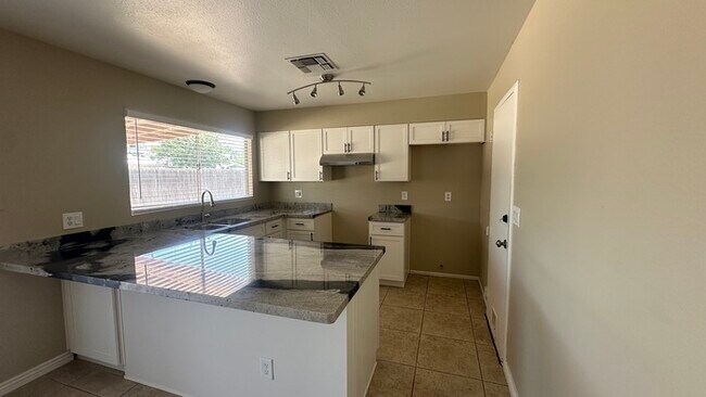 Foto del edificio - Glendale 4-bedroom with garage