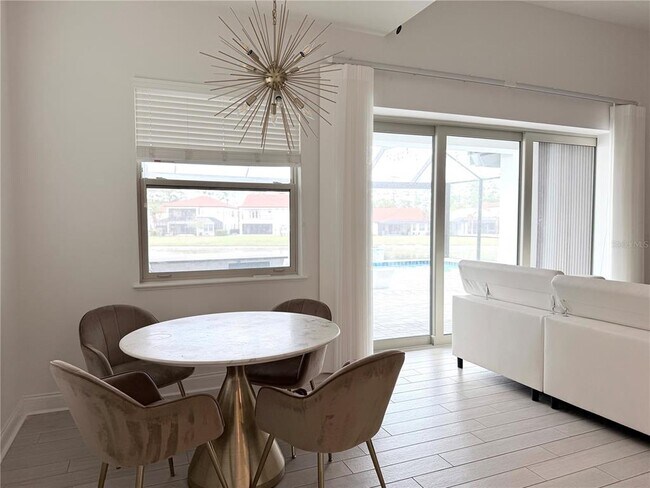 Foto del edificio - 10799 Royal Cypress Way