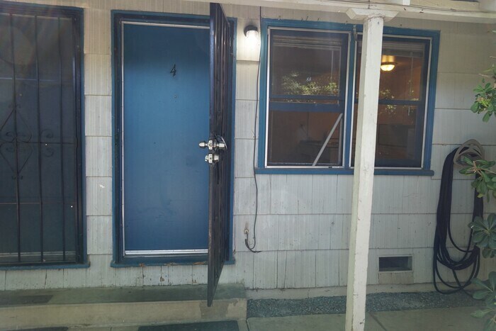 Primary Photo - 1806 Iris Ave