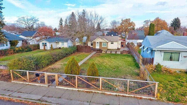 Building Photo - Charming Bungalow!