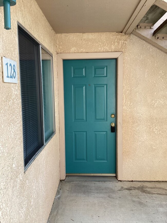 Building Photo - Las Palmas Down Stairs Condo in Gated Comm...