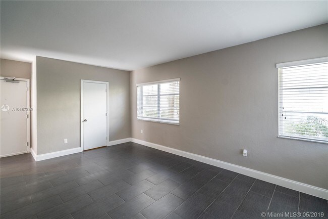 Building Photo - 1007 Bay Dr