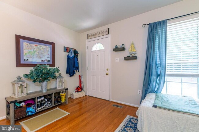 Foto del edificio - Stylish and Spacious Townhome with Open Floor Plan and Updated Kitchen