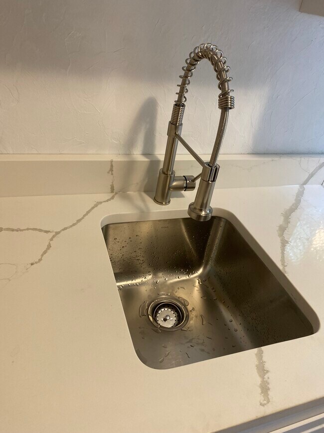 Quartz Countertop - 481 Kenwood Dr