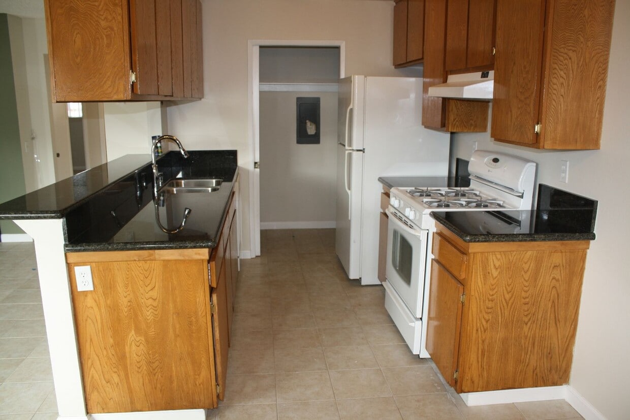 Primary Photo - 2 Bedroom Condo for Rent