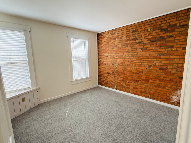 Building Photo - 118 E Frankfort St