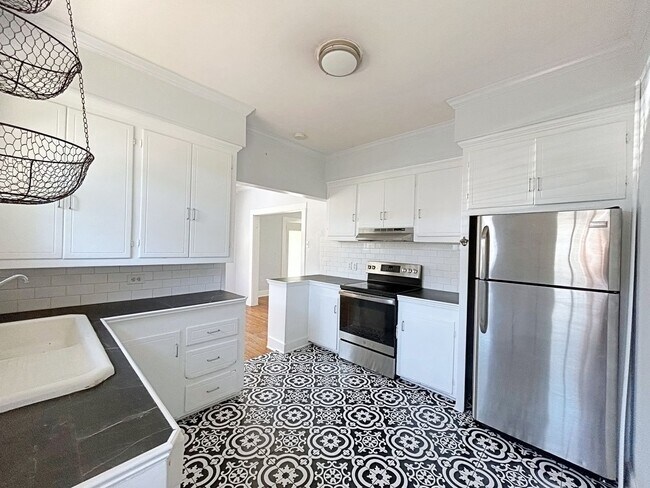 Foto del edificio - 2 Bedroom In the Garden District !