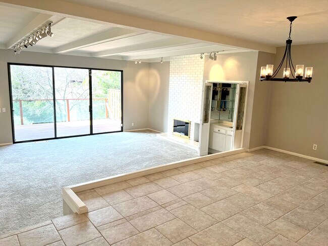 Foto del edificio - 8888 Bluff Ln