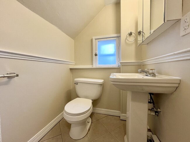 Building Photo - 279 W Elm St