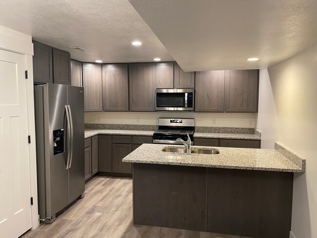 Foto del edificio - 332 S 160 W