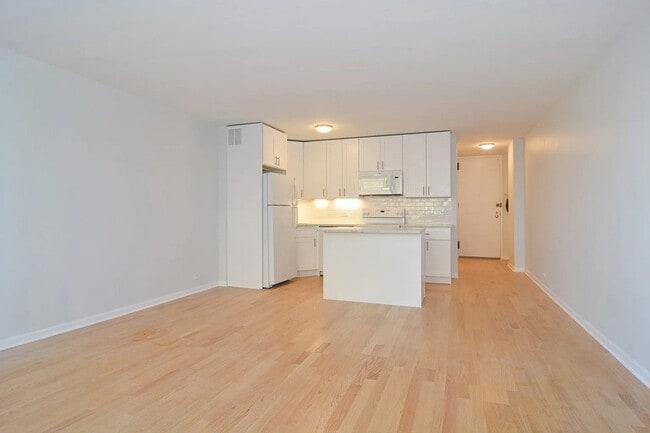 Foto del edificio - 2400 N Lakeview Ave