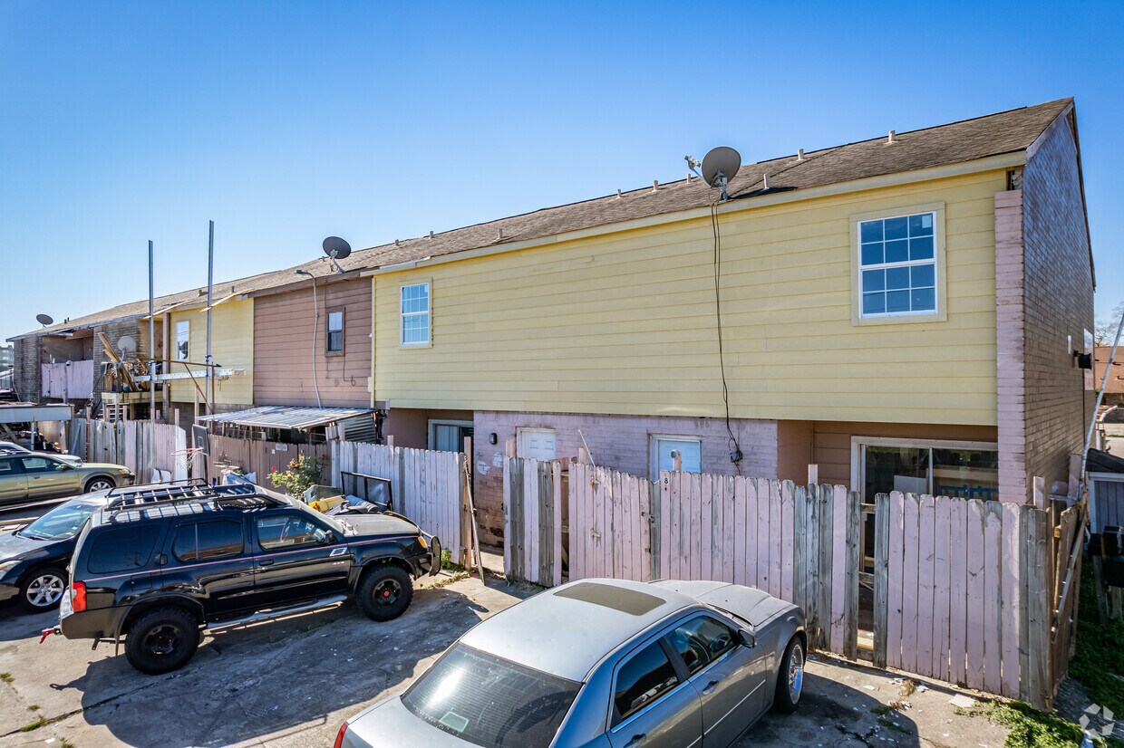 Building Photo - 8807 Bissonnet St