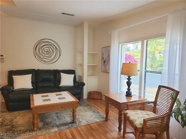 Foto del edificio - 10401 Circle Pine Rd
