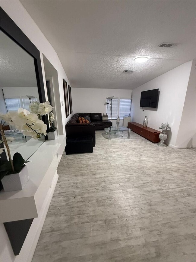 Foto del edificio - 12761 SW 14th St