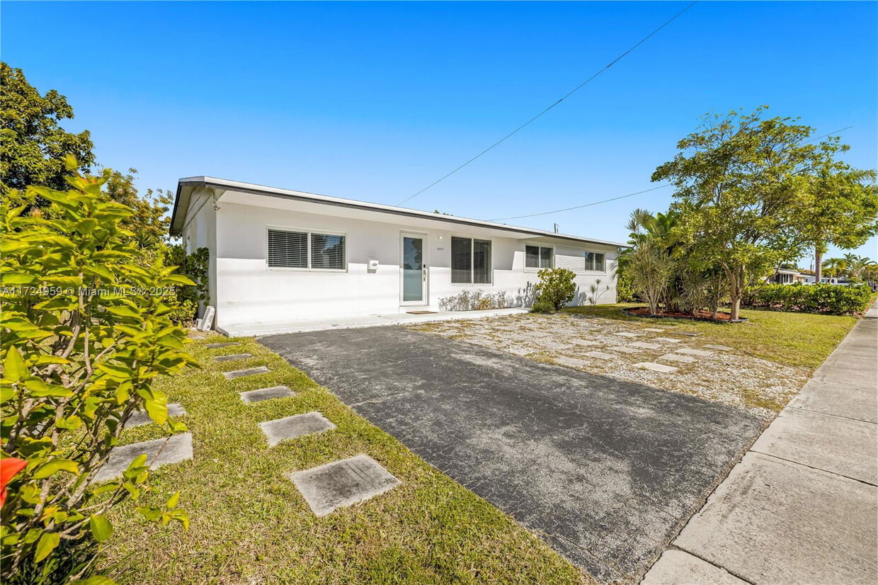 Foto principal - 10851 SW 152nd St