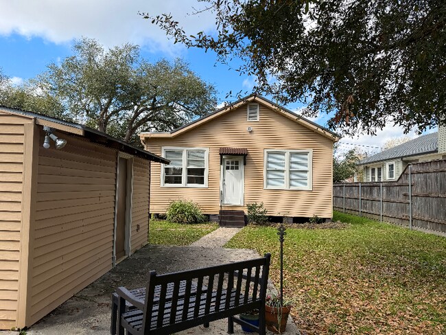 Foto del edificio - 235 Helios Ave