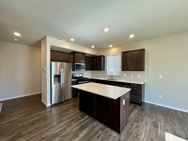 Foto del edificio - Beautiful 4 Bedroom Home with Attached Garage!