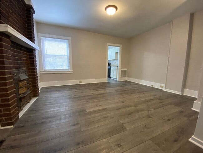 Building Photo - Charming Three Bedroom Townhouse in Squirrel Hill! Back Yard & Covered Front Porch! Call Today!