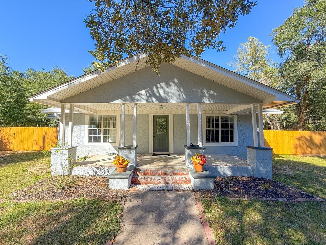 Primary Photo - Updated 3 bedroom 2 bath home near Blackwa...